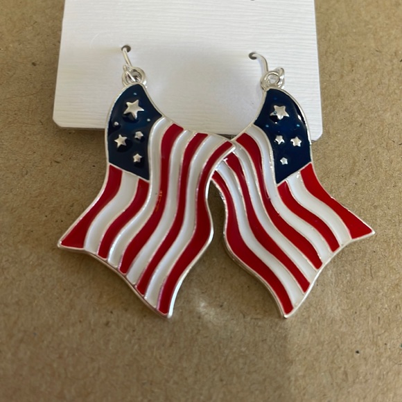 🎉❤️Patriotic Red White Blue Flag Earrings - Picture 1 of 1